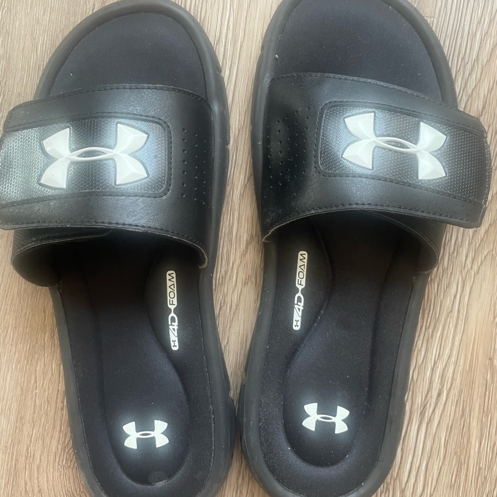 Under amour flip flops size 9